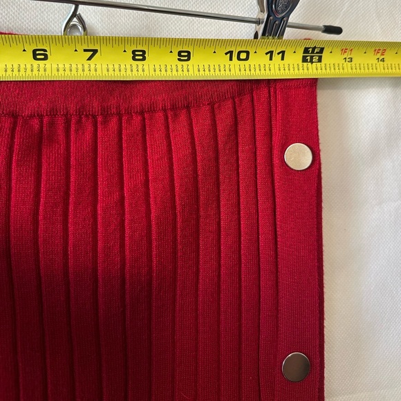 Red Button-Detail Ribbed Skirt - Picture 3 of 7